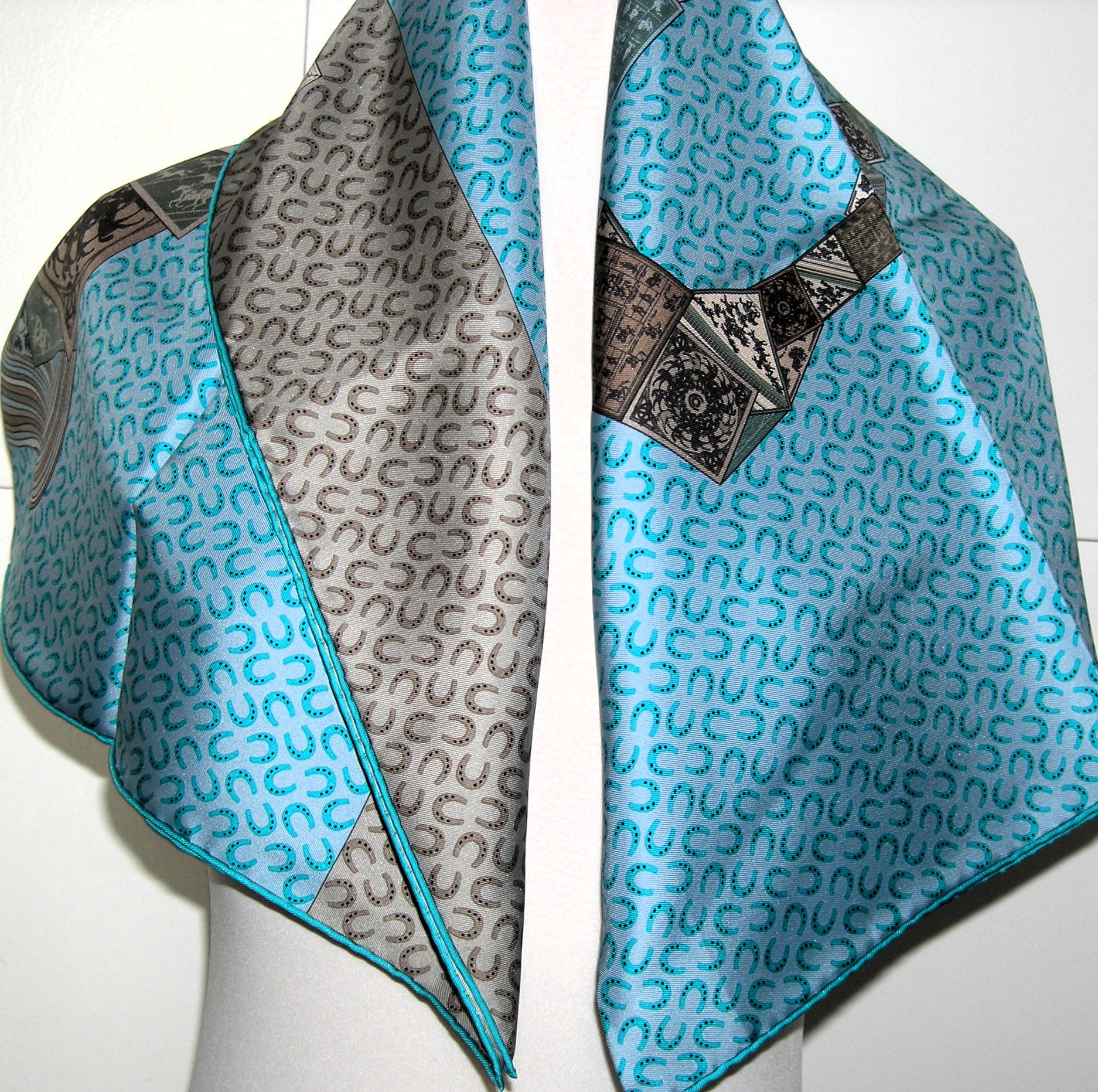 A Cheval Sur Mon Carre Hermes Scarf