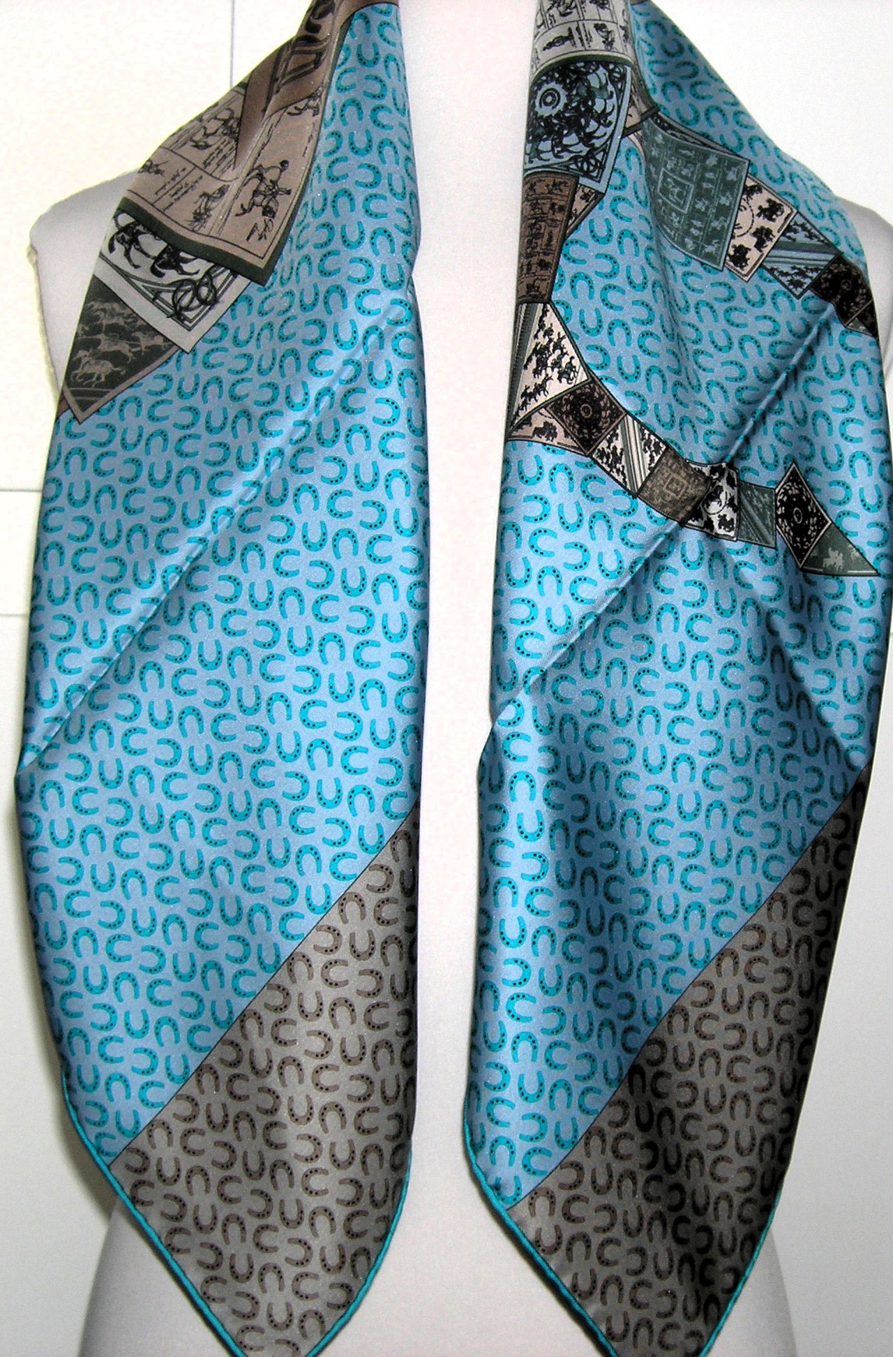 A Cheval Sur Mon Carre Hermes Scarf