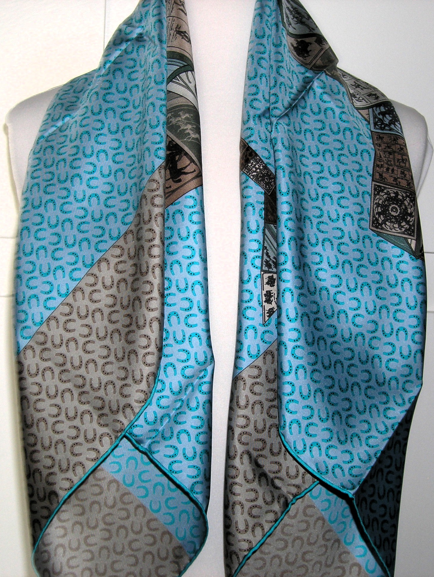 A Cheval Sur Mon Carre Hermes Scarf